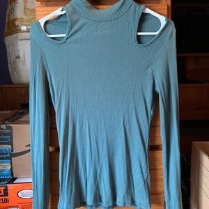 Cut off shoulder long sleeve